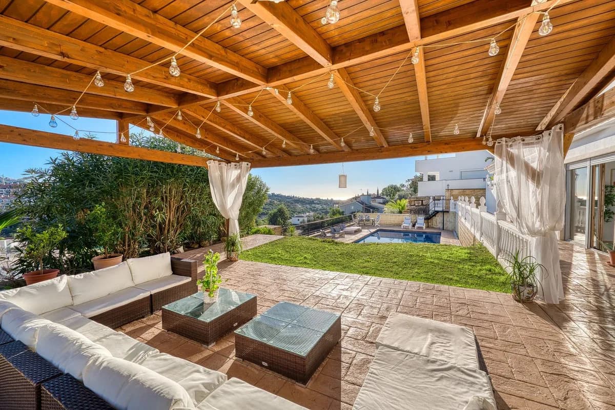 8 Bedroom Detached Villa for Sale in Elviria, Málaga - Image 9