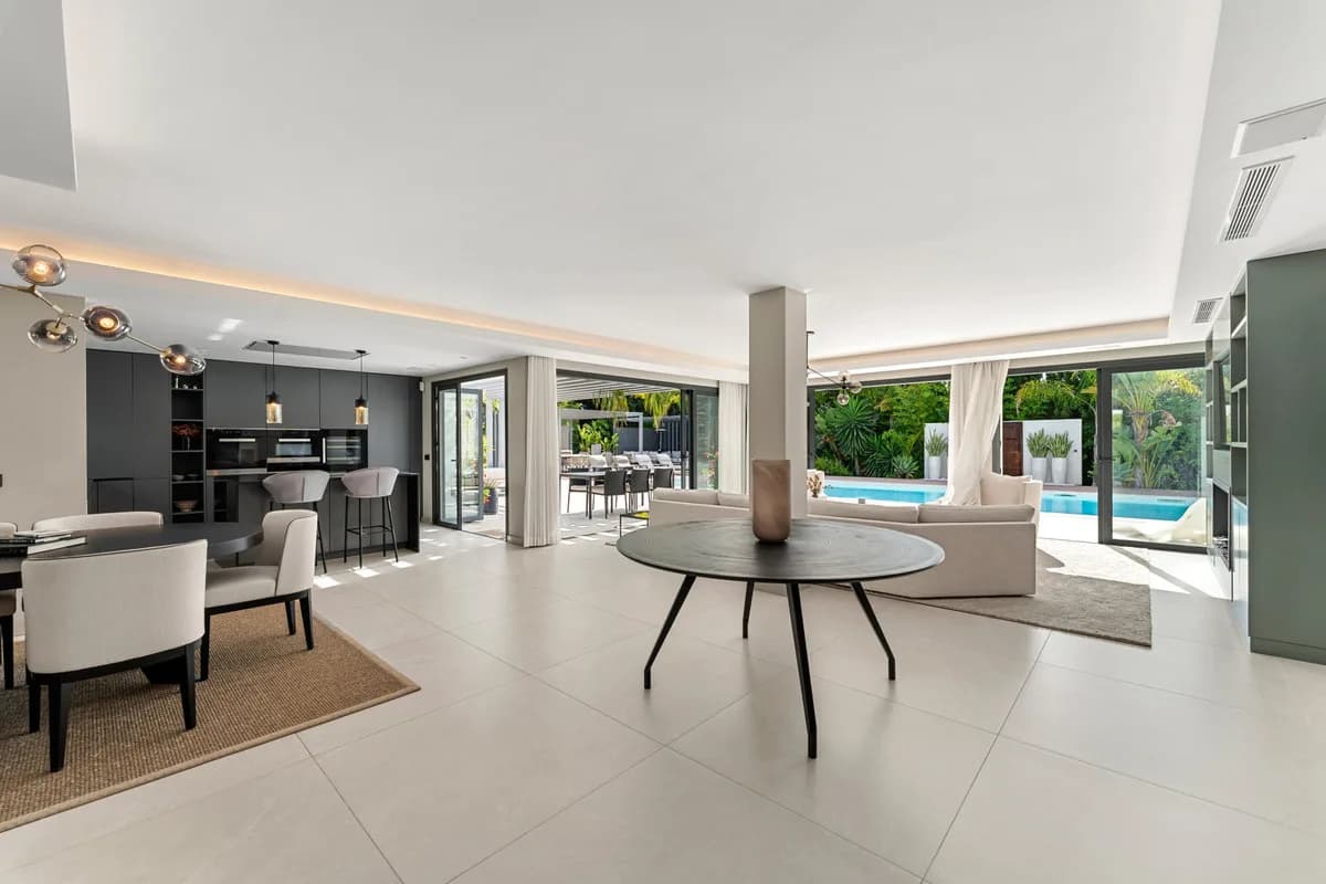 4 Bedroom Detached Villa for Sale in Las Brisas, Málaga - Image 5