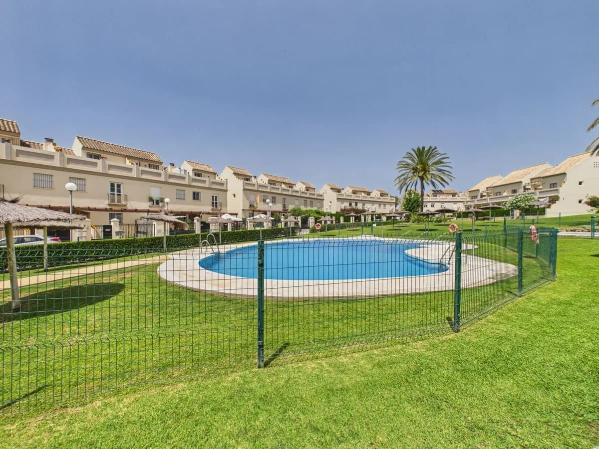 4 Bedroom Townhouse for Sale in La Duquesa, Málaga - Image 2