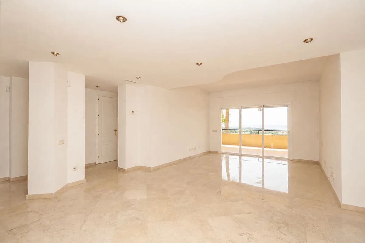 3 Bedroom Middle Floor Apartment for Sale in Elviria, Málaga - Image 3