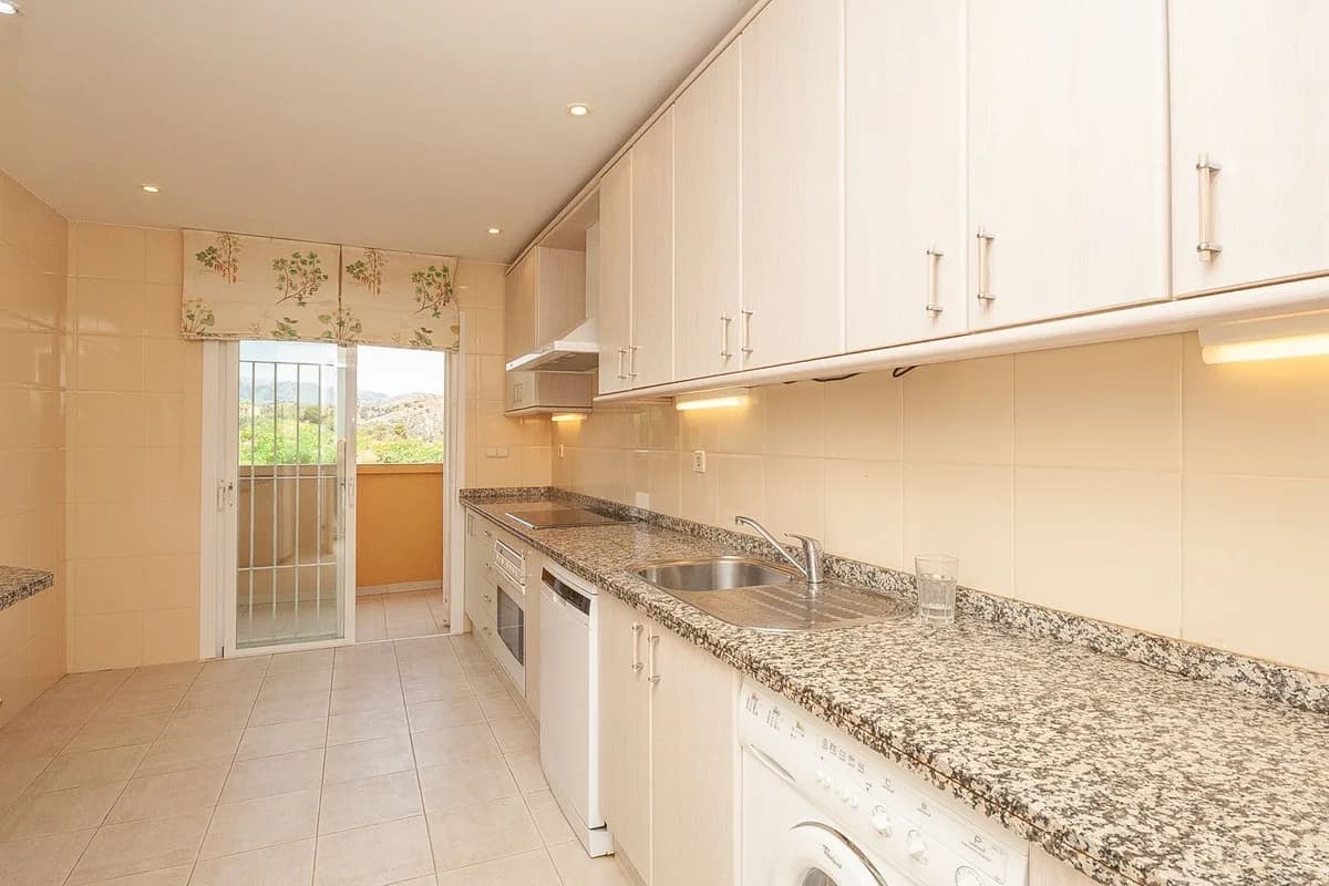 3 Bedroom Middle Floor Apartment for Sale in Elviria, Málaga - Image 4