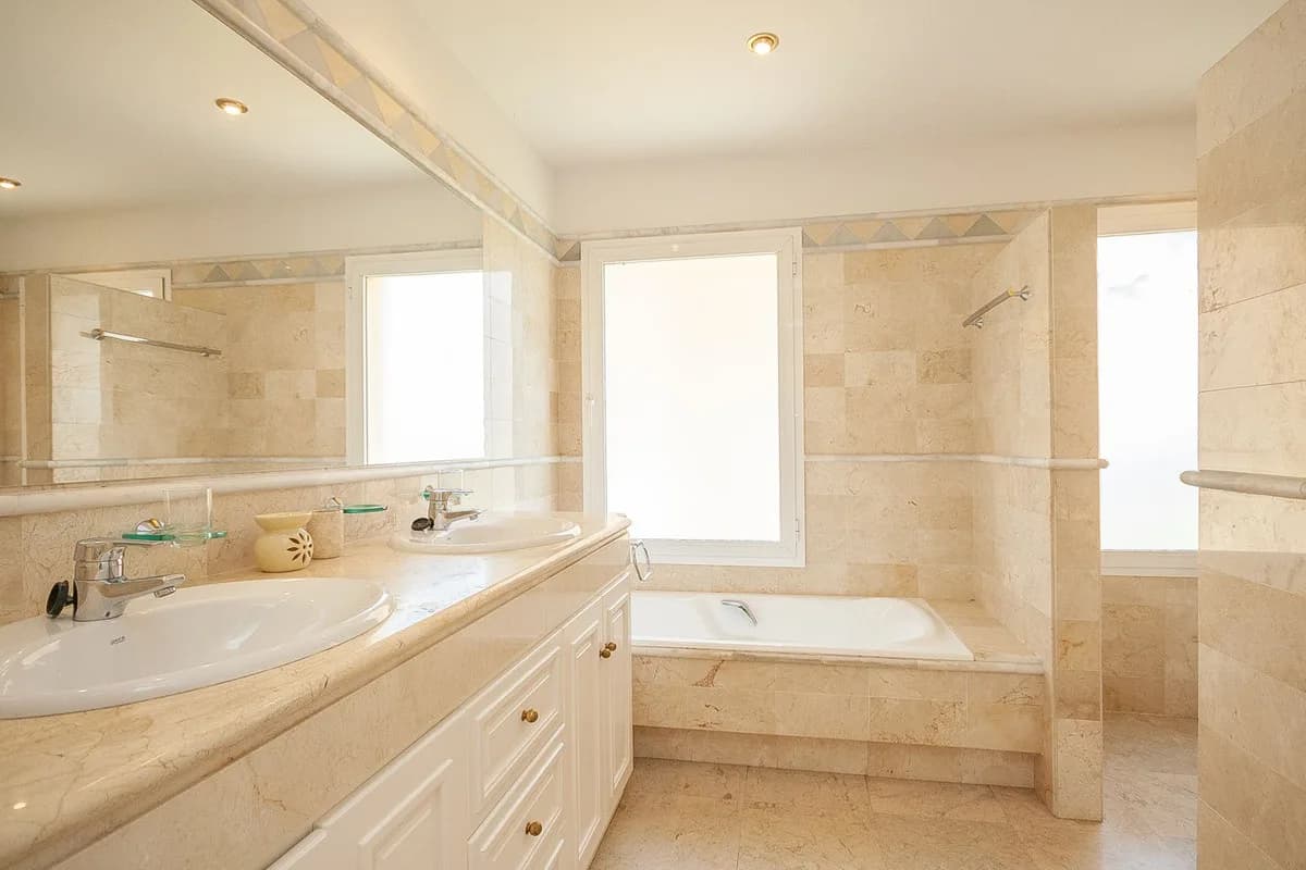 3 Bedroom Middle Floor Apartment for Sale in Elviria, Málaga - Image 6
