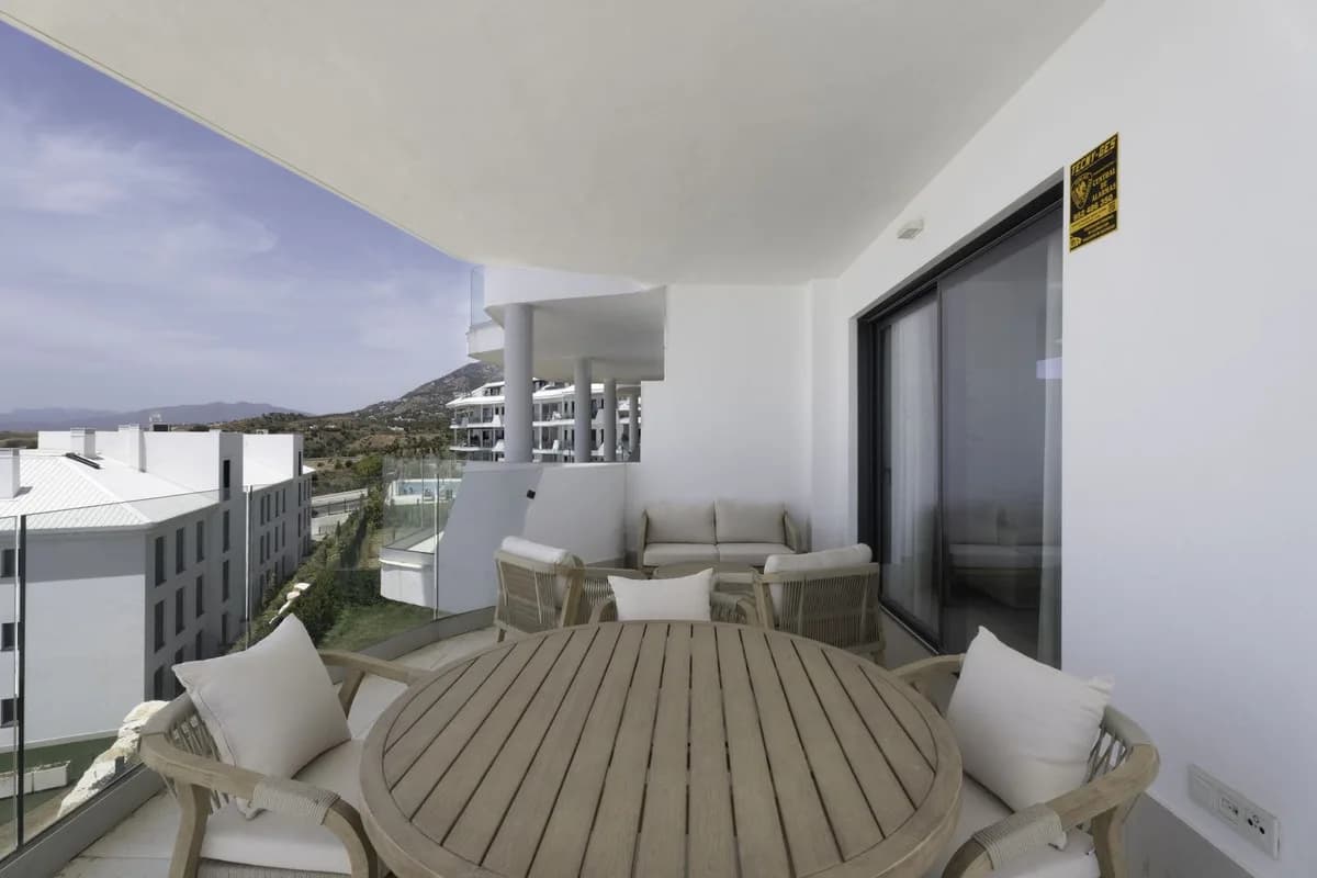 3 Bedroom Middle Floor Apartment for Sale in El Higueral, Málaga - Image 2