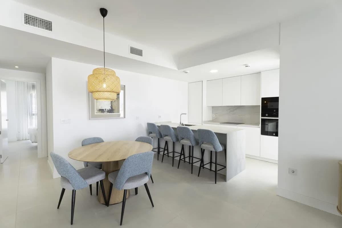 3 Bedroom Middle Floor Apartment for Sale in El Higueral, Málaga - Image 4