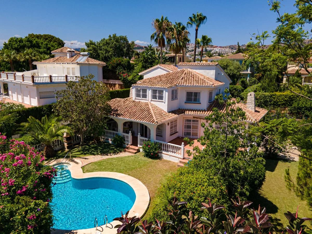5 Bedroom Detached Villa for Sale in Calahonda, Málaga - Image 2