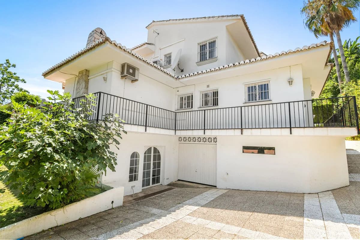 5 Bedroom Detached Villa for Sale in Calahonda, Málaga - Image 4