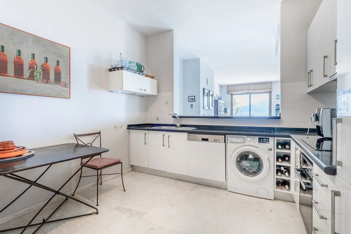 2 Bedroom Middle Floor Apartment for Sale in La Mairena, Málaga - Image 9