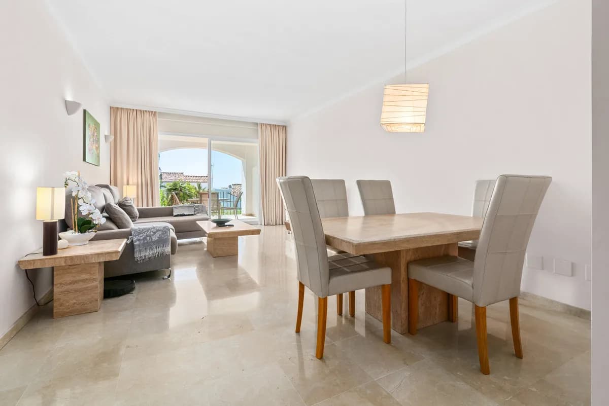 2 Bedroom Ground Floor Apartment for Sale in Benahavís, Málaga - Image 2