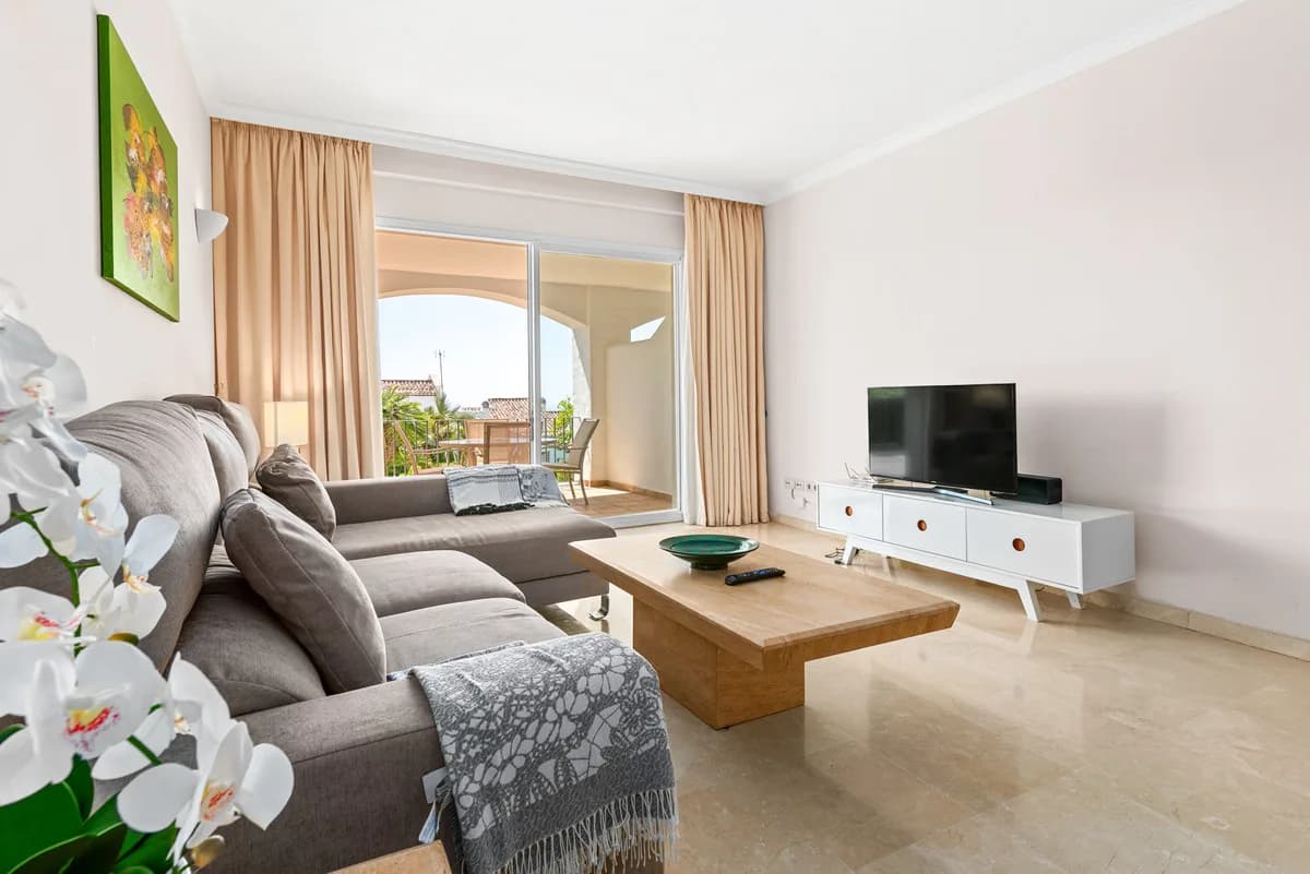 2 Bedroom Ground Floor Apartment for Sale in Benahavís, Málaga - Image 3