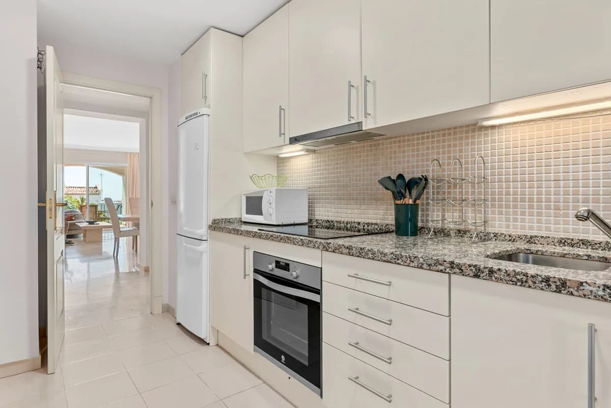 2 Bedroom Ground Floor Apartment for Sale in Benahavís, Málaga - Image 5