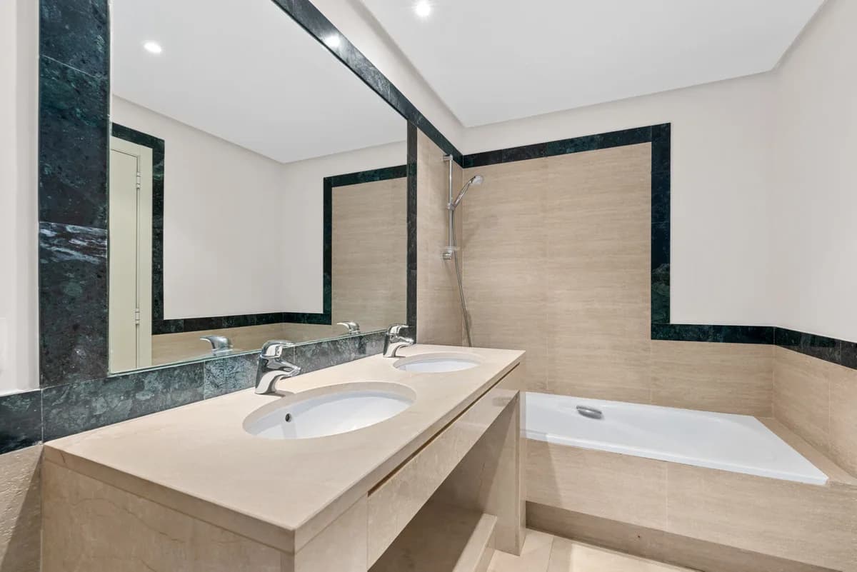 2 Bedroom Ground Floor Apartment for Sale in Benahavís, Málaga - Image 7