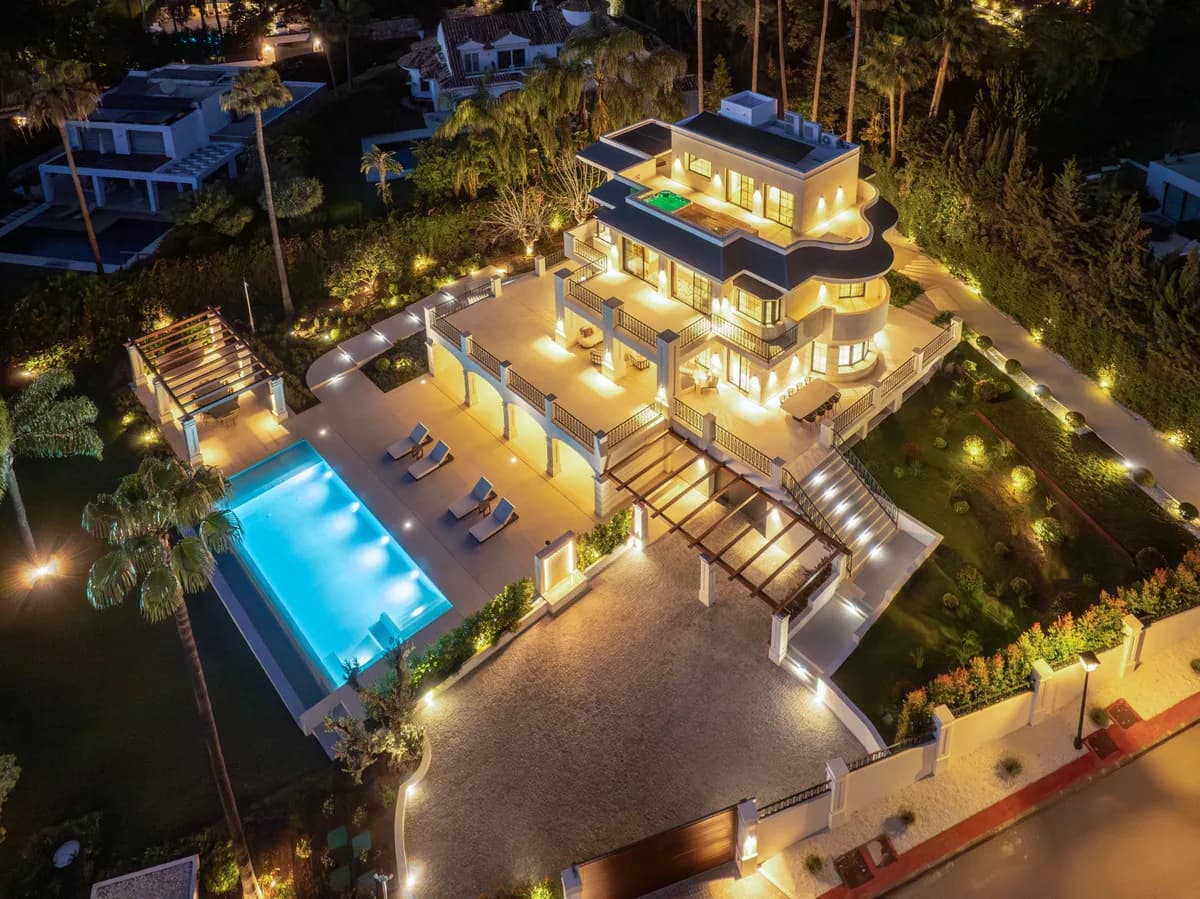 6 Bedroom Detached Villa for Sale in Nueva Andalucía, Málaga