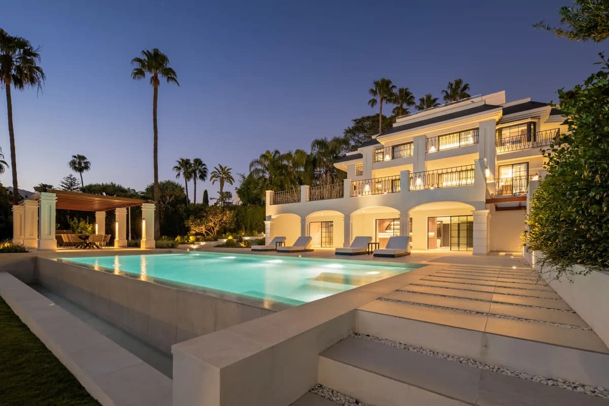 6 Bedroom Detached Villa for Sale in Nueva Andalucía, Málaga - Image 3