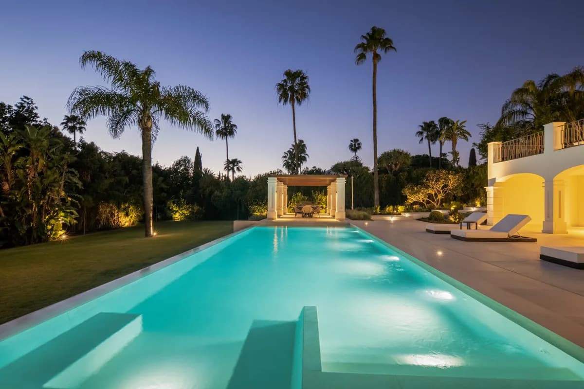 6 Bedroom Detached Villa for Sale in Nueva Andalucía, Málaga - Image 4