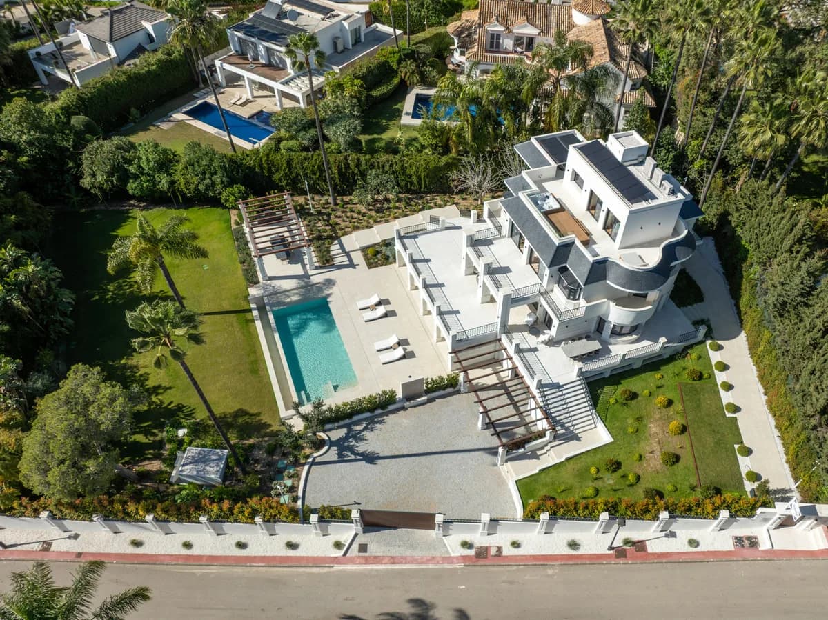 6 Bedroom Detached Villa for Sale in Nueva Andalucía, Málaga - Image 5