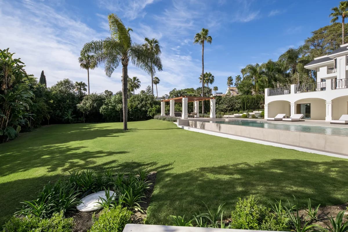 6 Bedroom Detached Villa for Sale in Nueva Andalucía, Málaga - Image 8