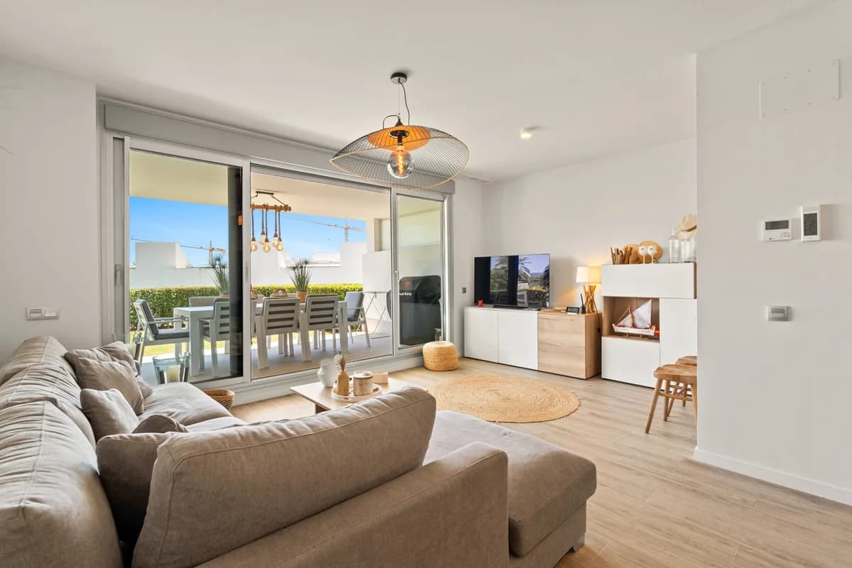 3 Bedroom Ground Floor Apartment for Sale in Cancelada, Málaga - Image 2