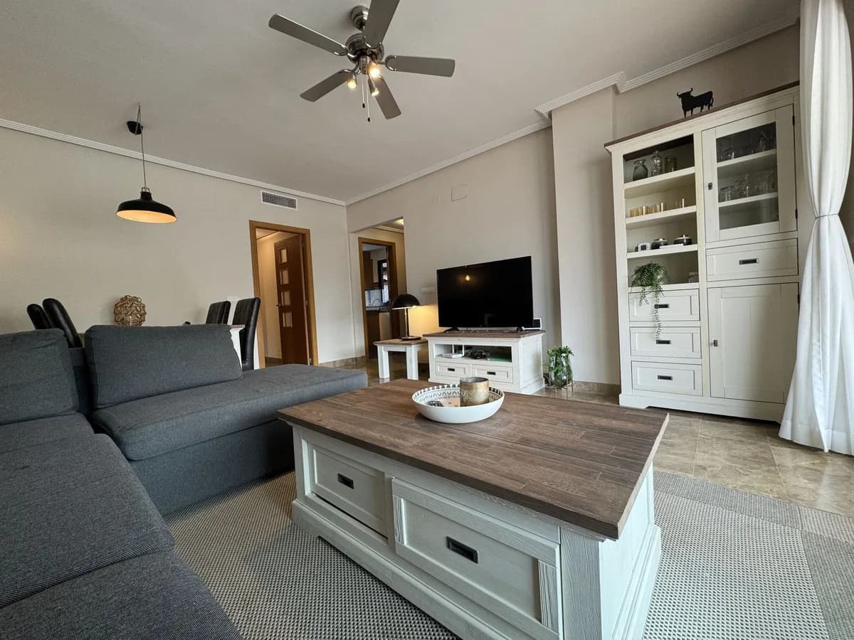 2 Bedroom Middle Floor Apartment for Sale in Estepona, Málaga - Image 4