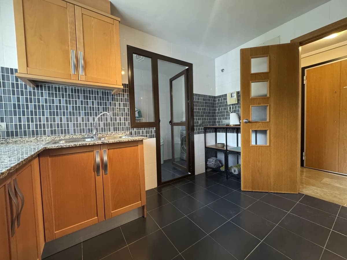 2 Bedroom Middle Floor Apartment for Sale in Estepona, Málaga - Image 9
