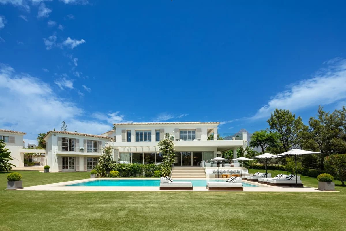 6 Bedroom Detached Villa for Sale in Aloha, Málaga