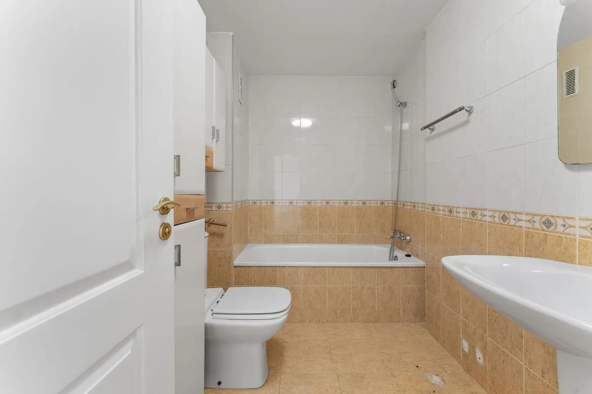 2 Bedroom Middle Floor Apartment for Sale in Mijas, Málaga - Image 4