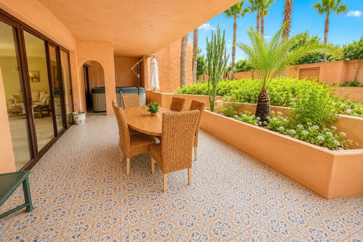 2 Bedroom Middle Floor Apartment for Sale in New Golden Mile, Málaga - Image 2