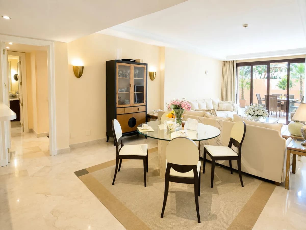 2 Bedroom Middle Floor Apartment for Sale in New Golden Mile, Málaga - Image 3