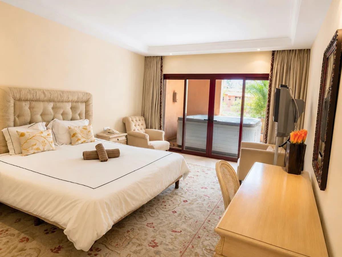2 Bedroom Middle Floor Apartment for Sale in New Golden Mile, Málaga - Image 6