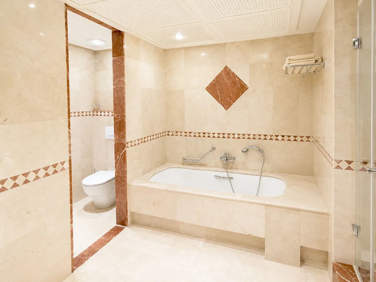 2 Bedroom Middle Floor Apartment for Sale in New Golden Mile, Málaga - Image 8