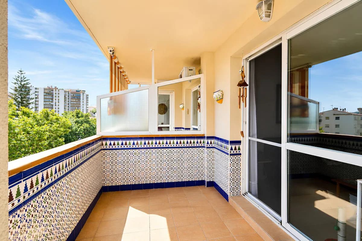 2 Bedroom Middle Floor Apartment for Sale in Fuengirola, Málaga