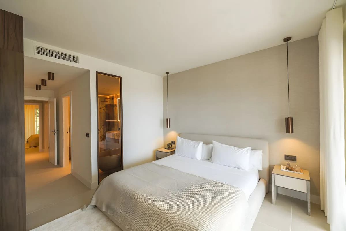 3 Bedroom Middle Floor Apartment for Sale in La Quinta, Málaga - Image 4