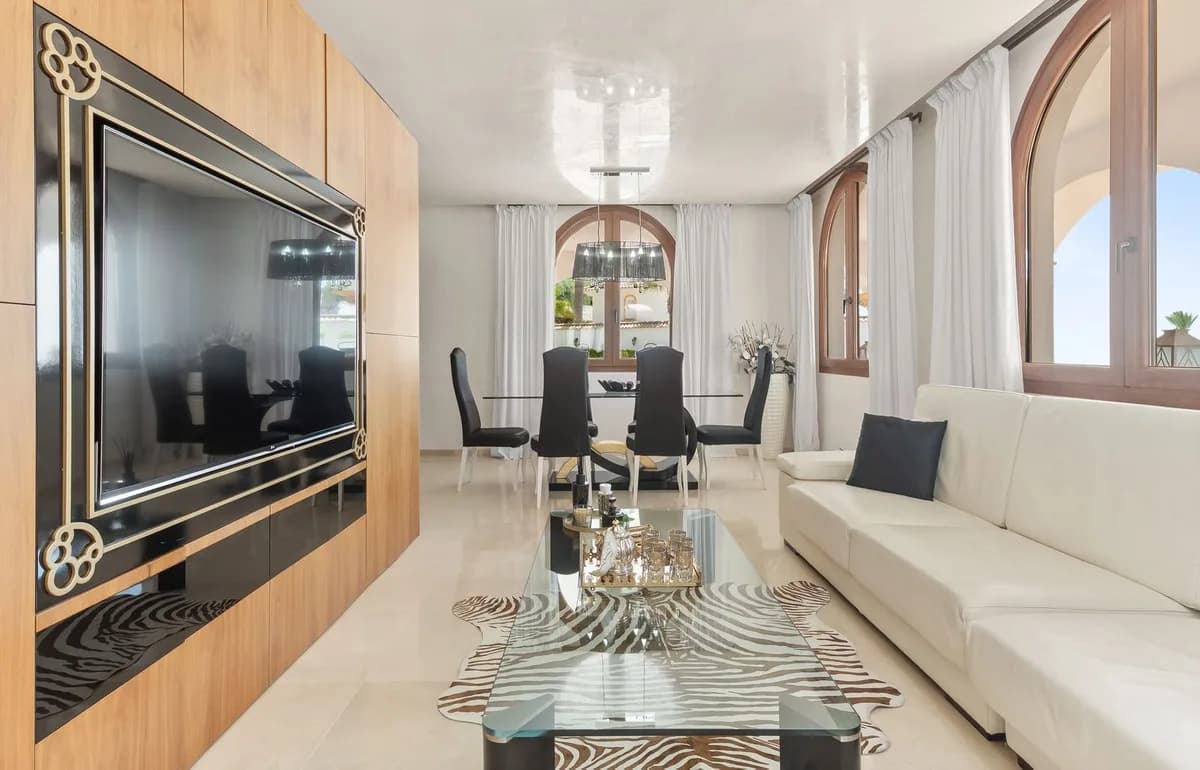 6 Bedroom Detached Villa for Sale in Benalmadena Costa, Málaga - Image 4