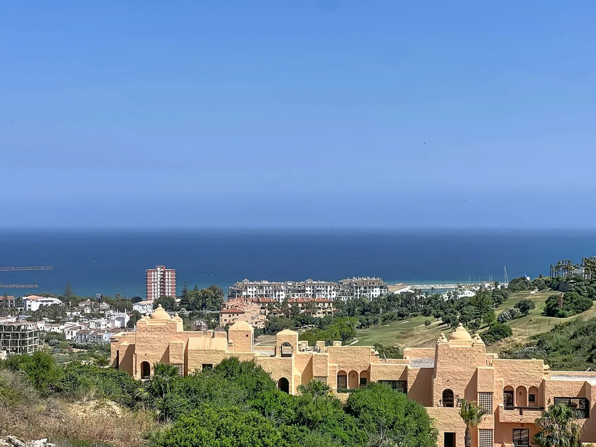 2 Bedroom Middle Floor Apartment for Sale in Manilva, Málaga - Image 2
