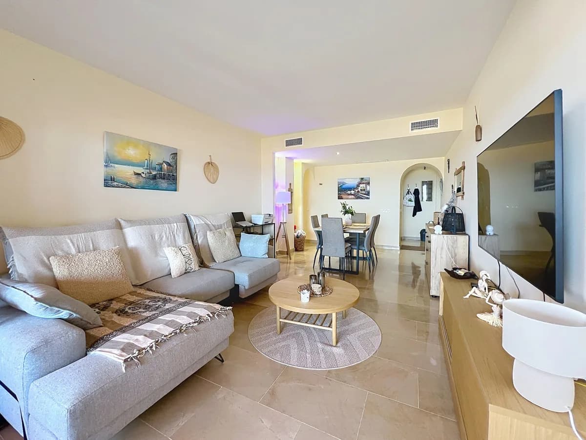 2 Bedroom Middle Floor Apartment for Sale in Manilva, Málaga - Image 9