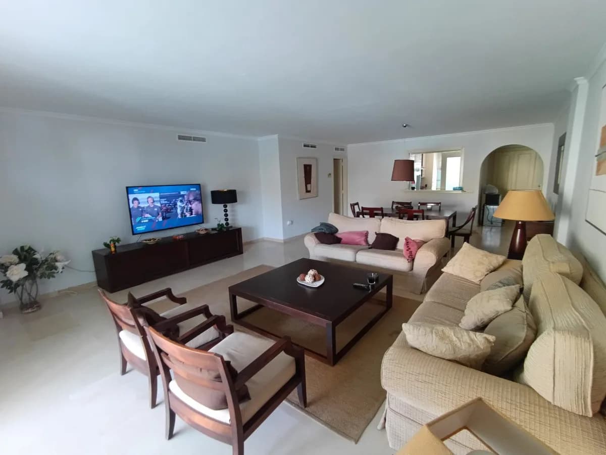 3 Bedroom Middle Floor Apartment for Sale in Sotogrande Marina, Cádiz - Image 9