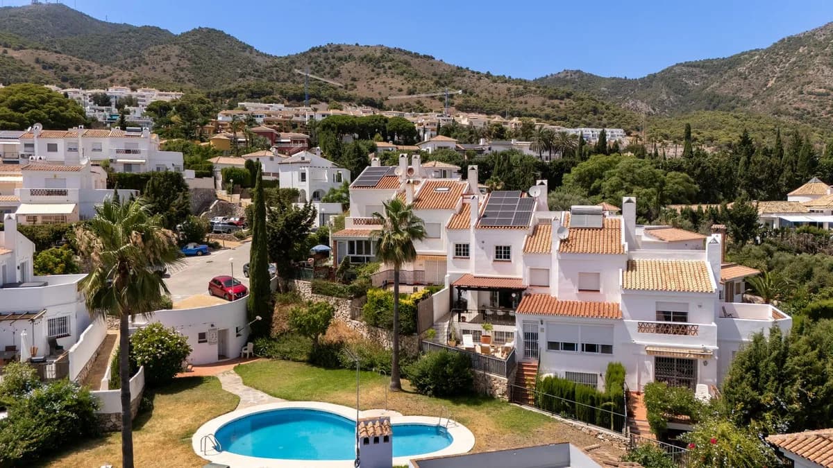 5 Bedroom Townhouse for Sale in Benalmadena Pueblo, Málaga