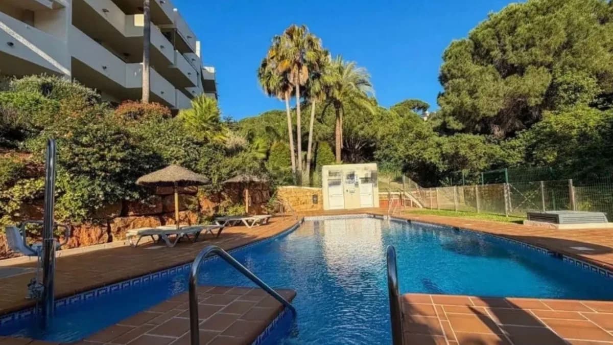 3 Bedroom Middle Floor Apartment for Sale in Marbella, Málaga - Image 2