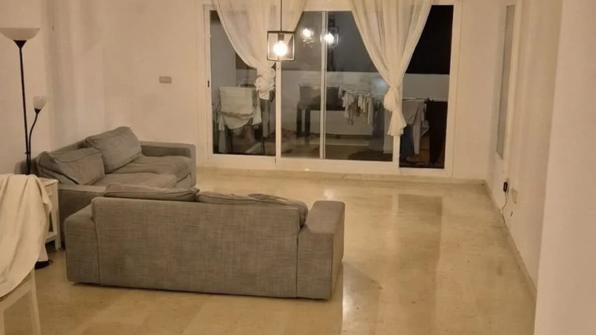 3 Bedroom Middle Floor Apartment for Sale in Marbella, Málaga - Image 5