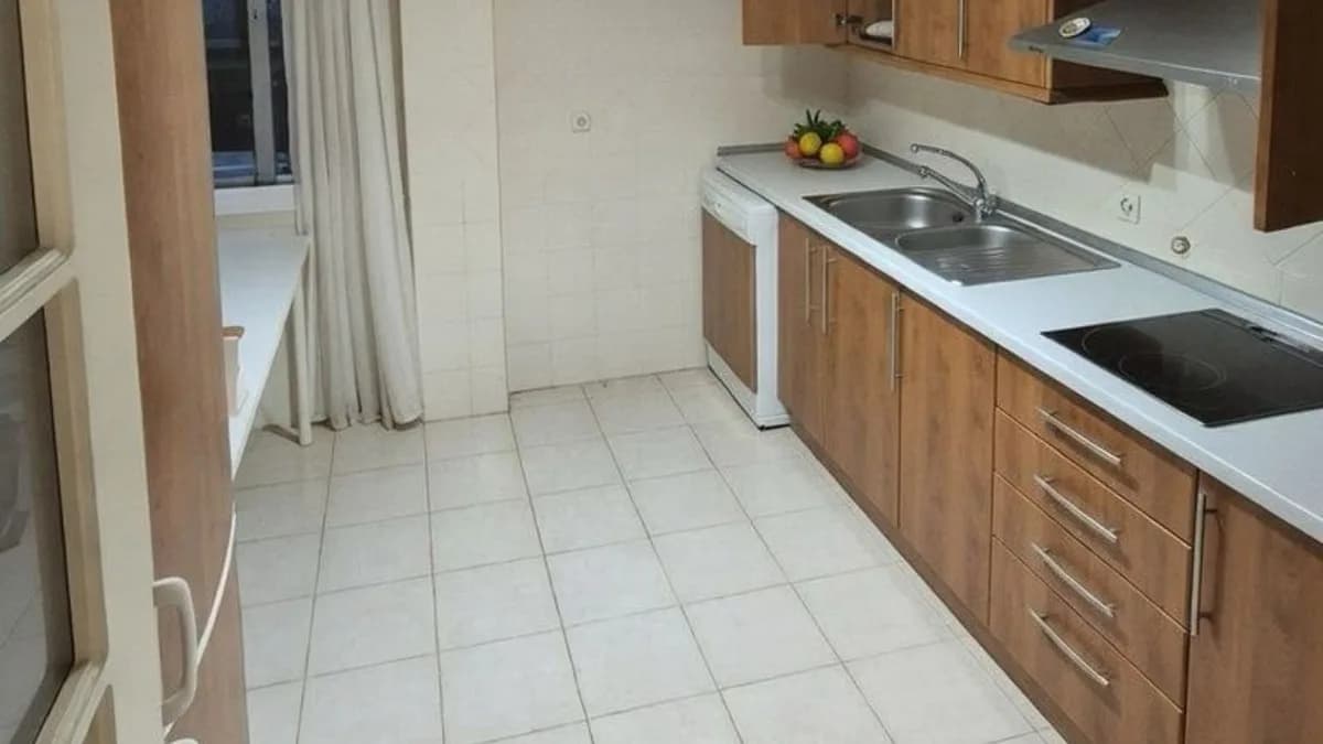 3 Bedroom Middle Floor Apartment for Sale in Marbella, Málaga - Image 7