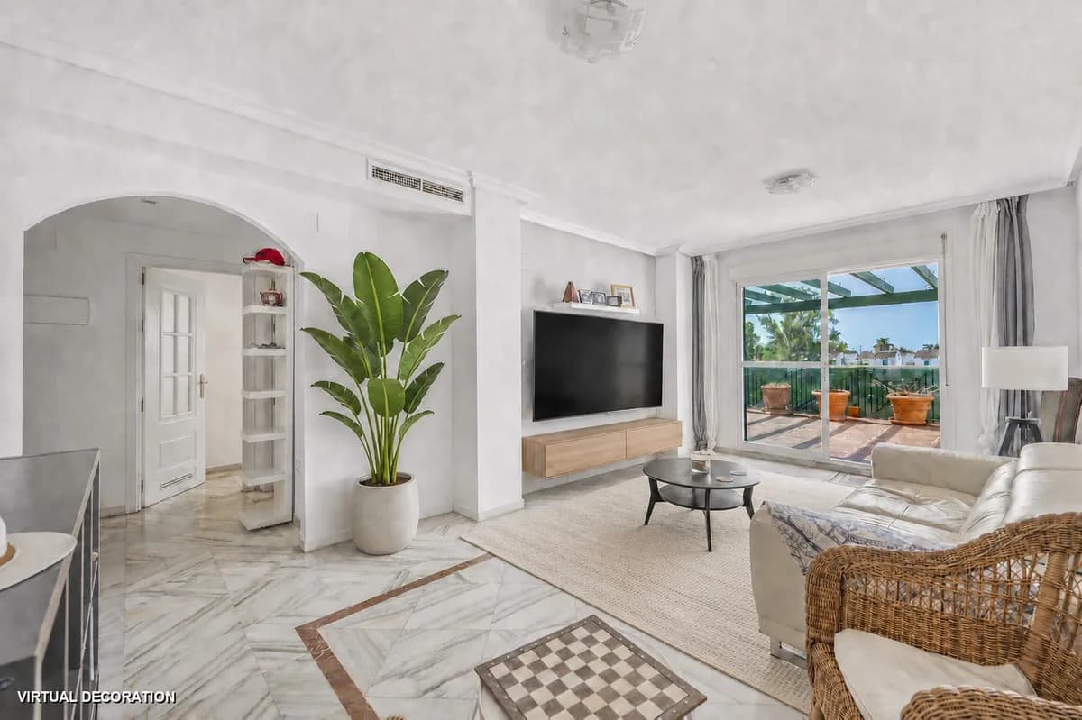 2 Bedroom Middle Floor Apartment for Sale in Marbella, Málaga - Image 2
