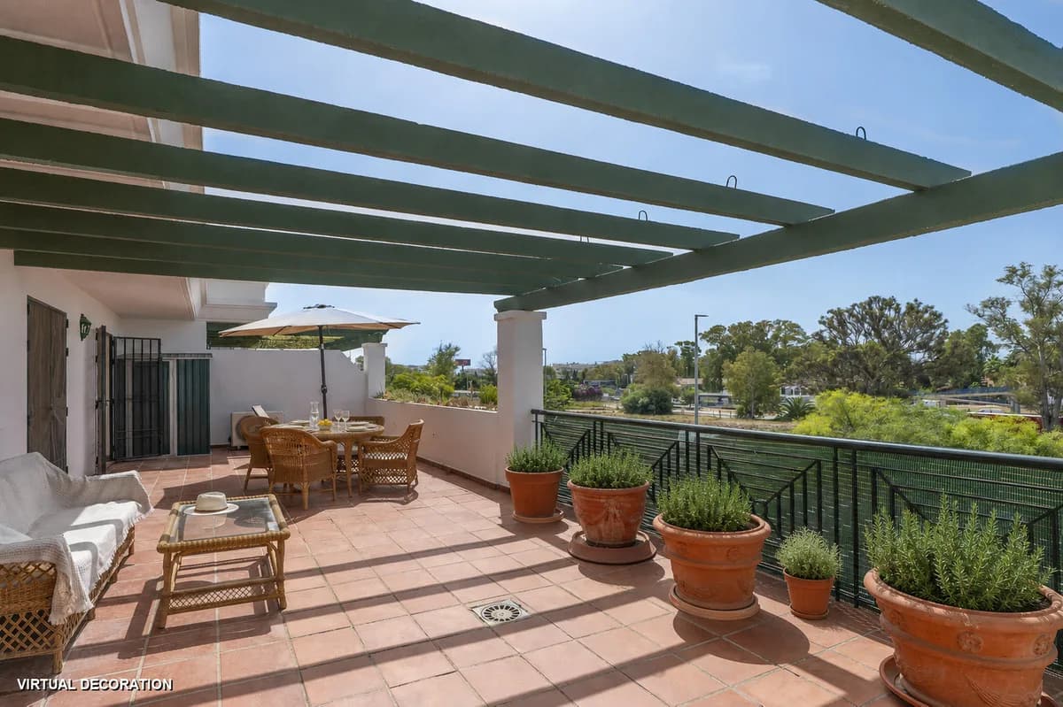 2 Bedroom Middle Floor Apartment for Sale in Marbella, Málaga - Image 4