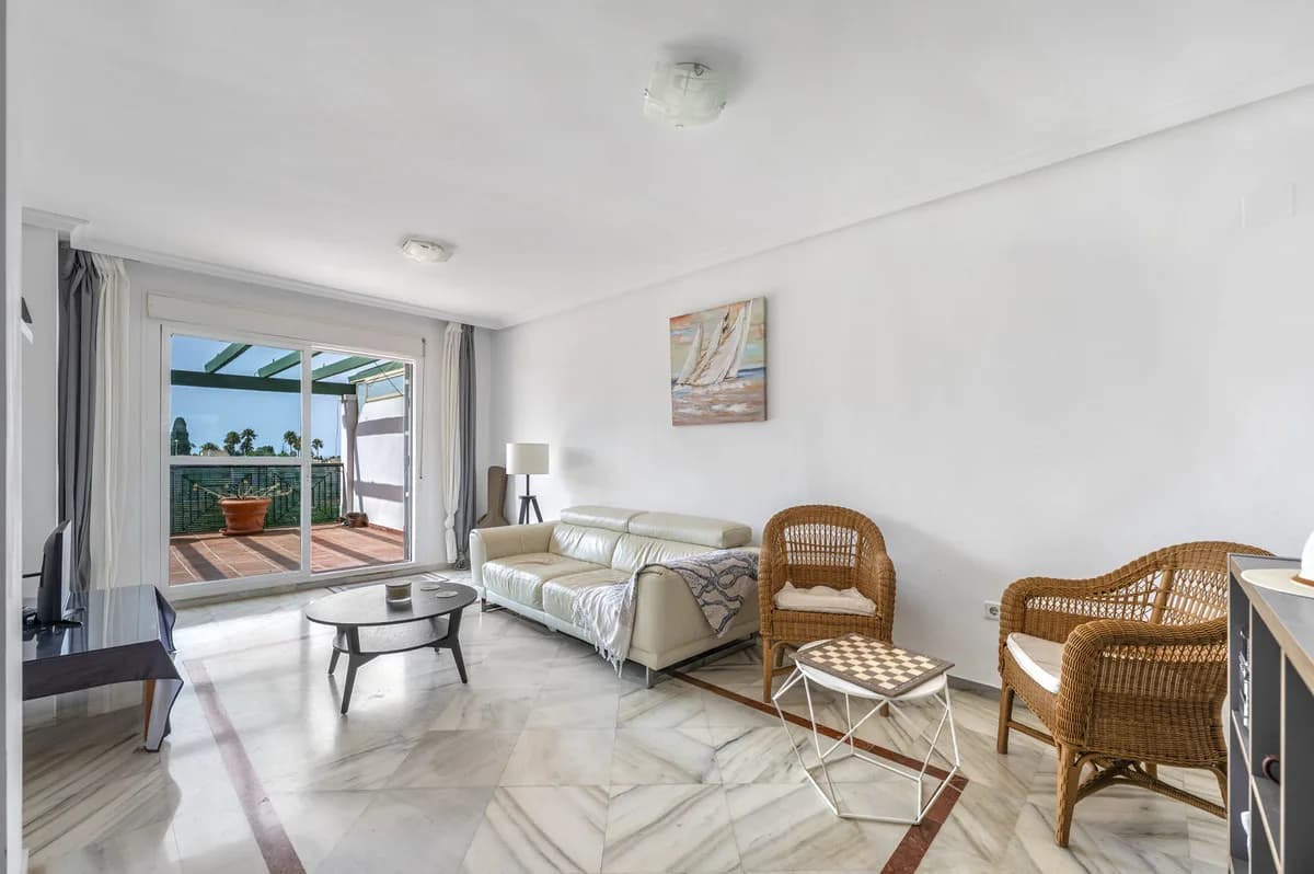 2 Bedroom Middle Floor Apartment for Sale in Marbella, Málaga - Image 5