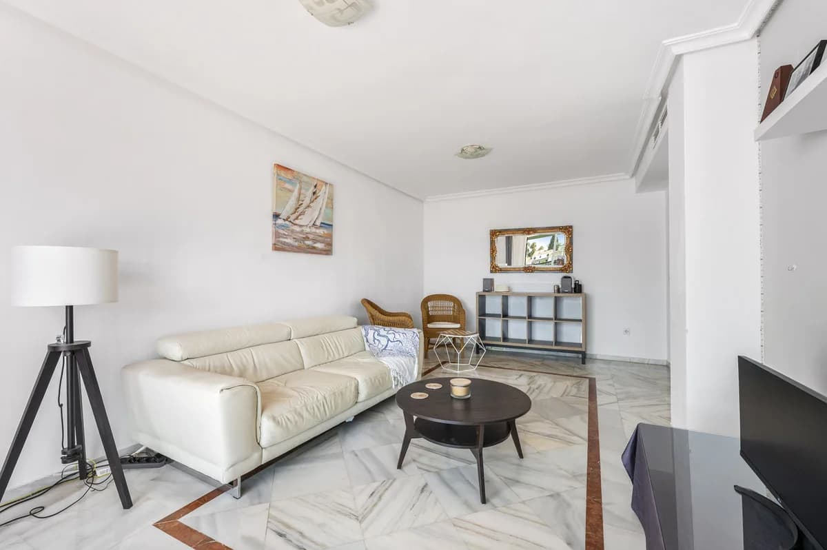 2 Bedroom Middle Floor Apartment for Sale in Marbella, Málaga - Image 6