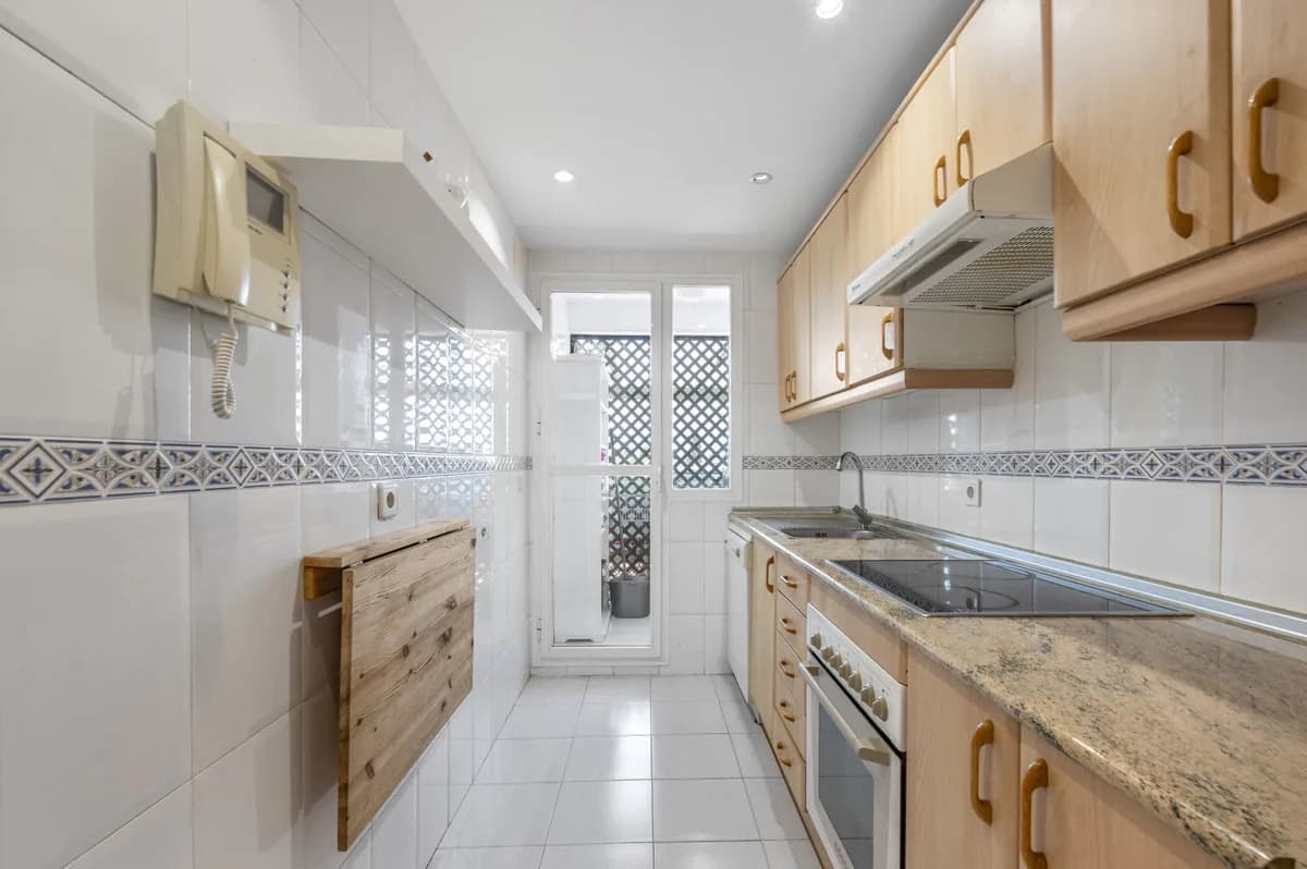 2 Bedroom Middle Floor Apartment for Sale in Marbella, Málaga - Image 8
