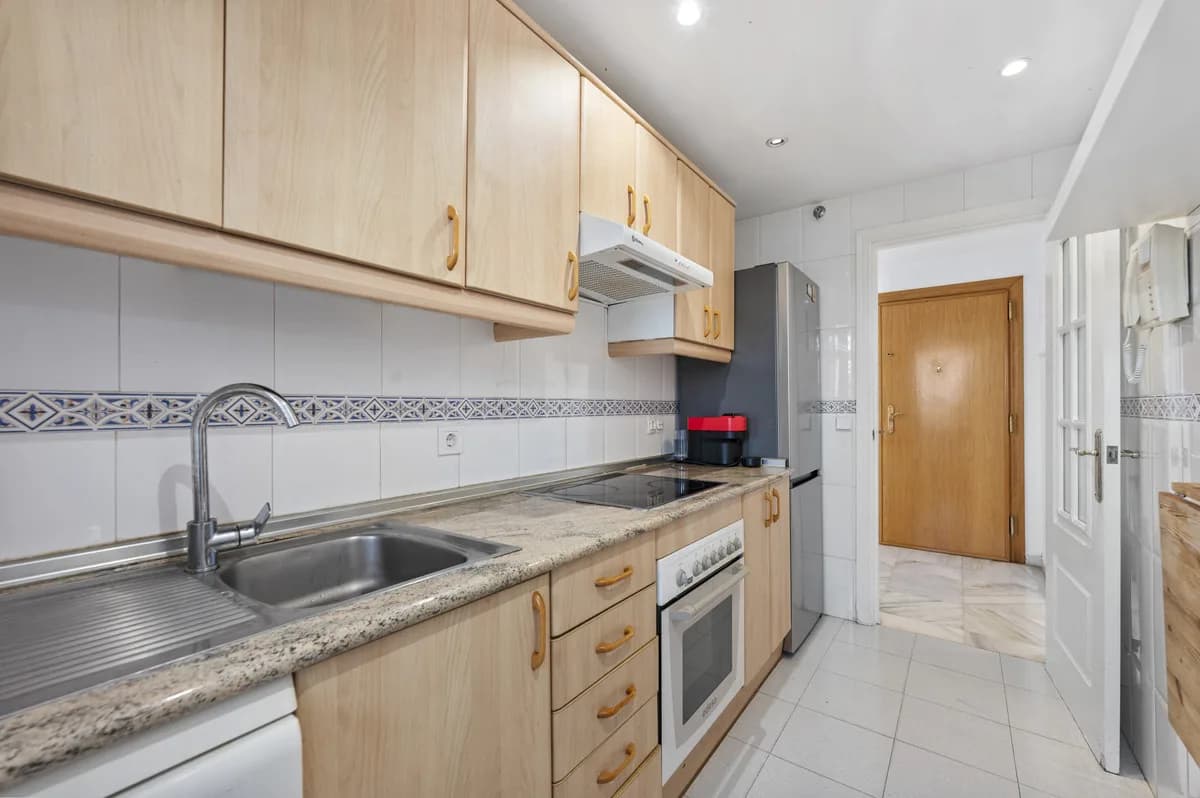 2 Bedroom Middle Floor Apartment for Sale in Marbella, Málaga - Image 9