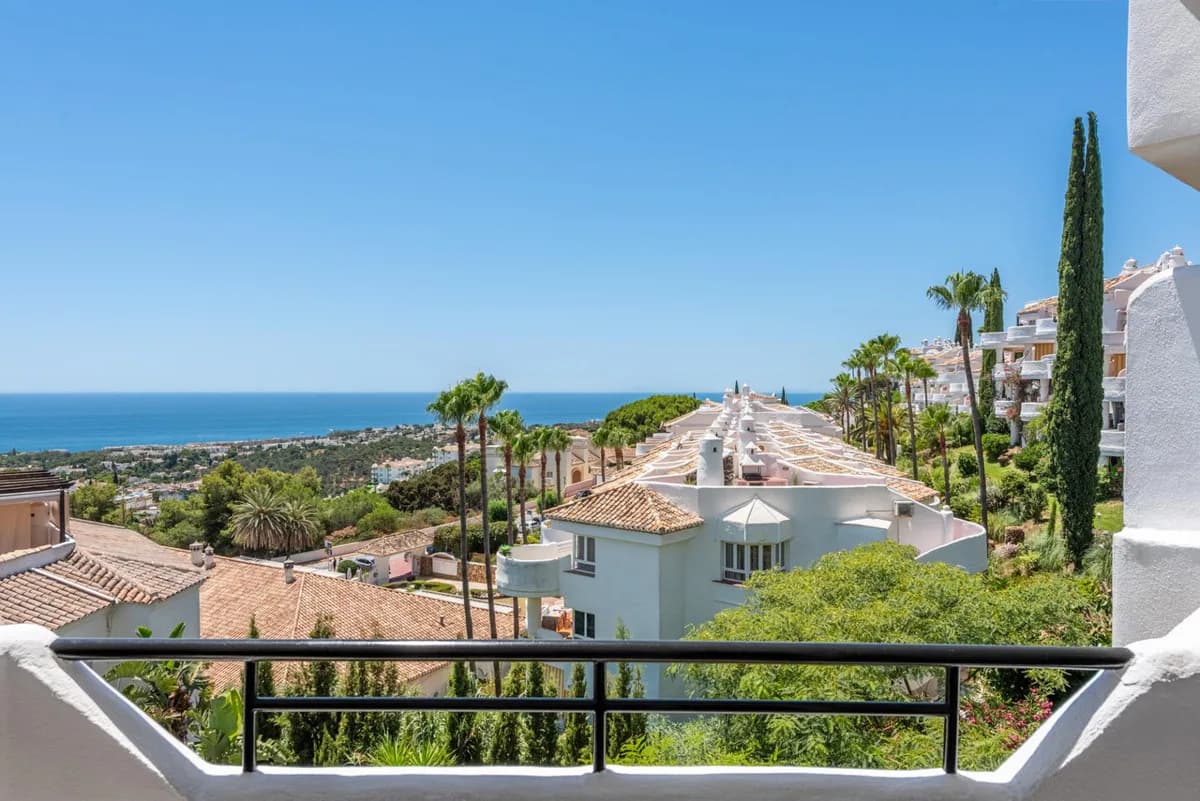 2 Bedroom Middle Floor Apartment for Sale in Calahonda, Málaga - Image 2