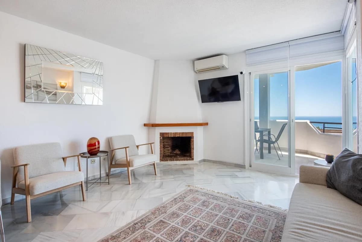 2 Bedroom Middle Floor Apartment for Sale in Calahonda, Málaga - Image 4
