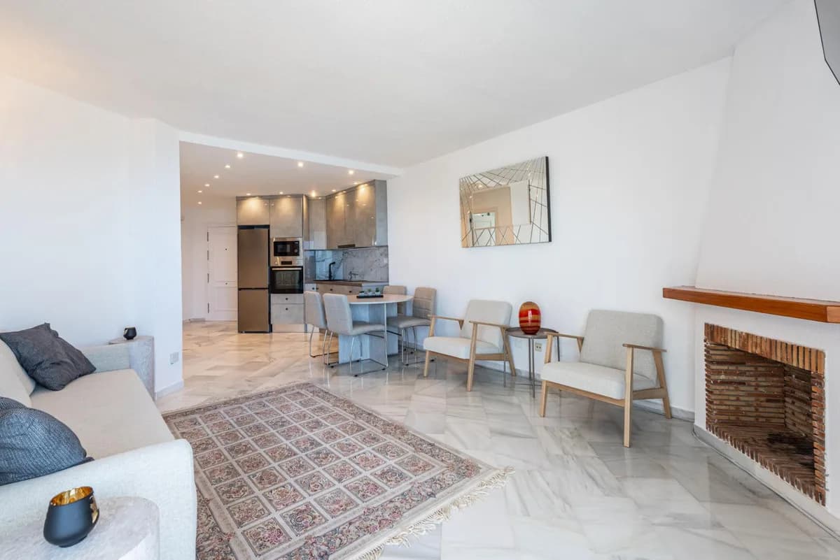 2 Bedroom Middle Floor Apartment for Sale in Calahonda, Málaga - Image 6