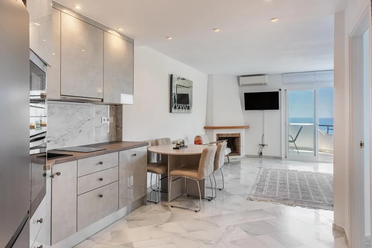 2 Bedroom Middle Floor Apartment for Sale in Calahonda, Málaga - Image 7