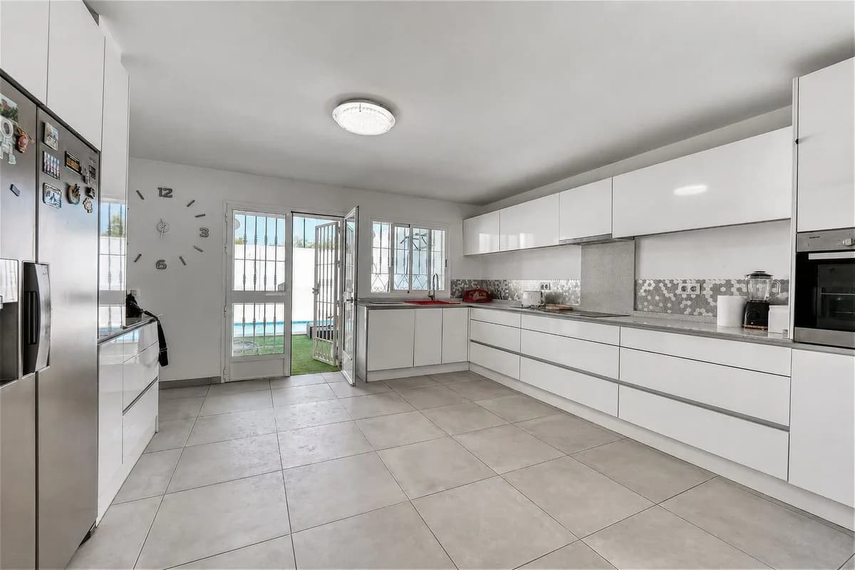 3 Bedroom Townhouse for Sale in Casares, Málaga - Image 9